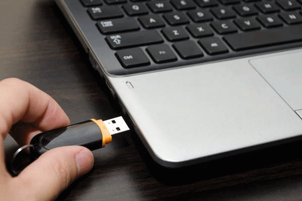 USB Stick an PC anschließen