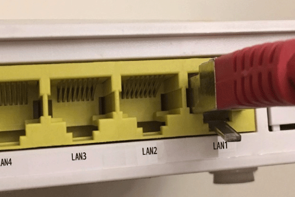 Kabel in den LAN-Anschluss stecken